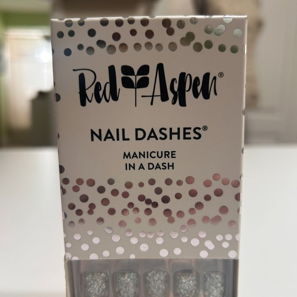 Red Aspen Hannah Hits the Slopes Nail Dashes Silver Glitter Press On Nails